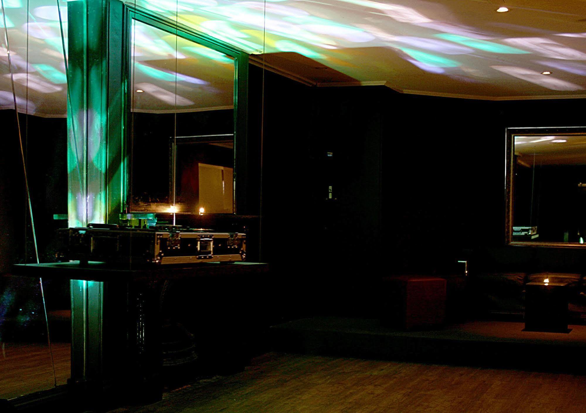 Glenelg Beach Hostel Экстерьер фото